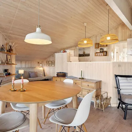 Cosy Holiday Home With Sea View *