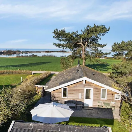 Cosy Holiday Home With Sea View