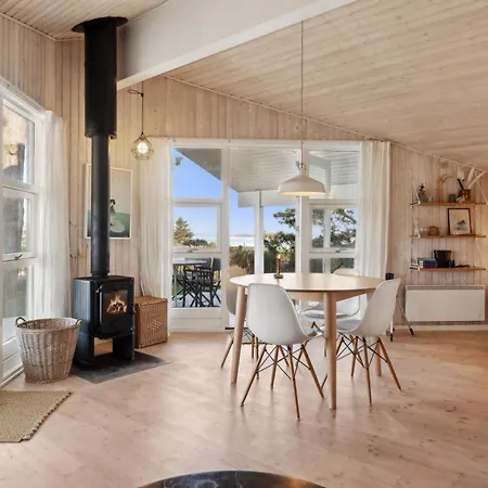 Cosy Holiday Home With Sea View Holiday home *